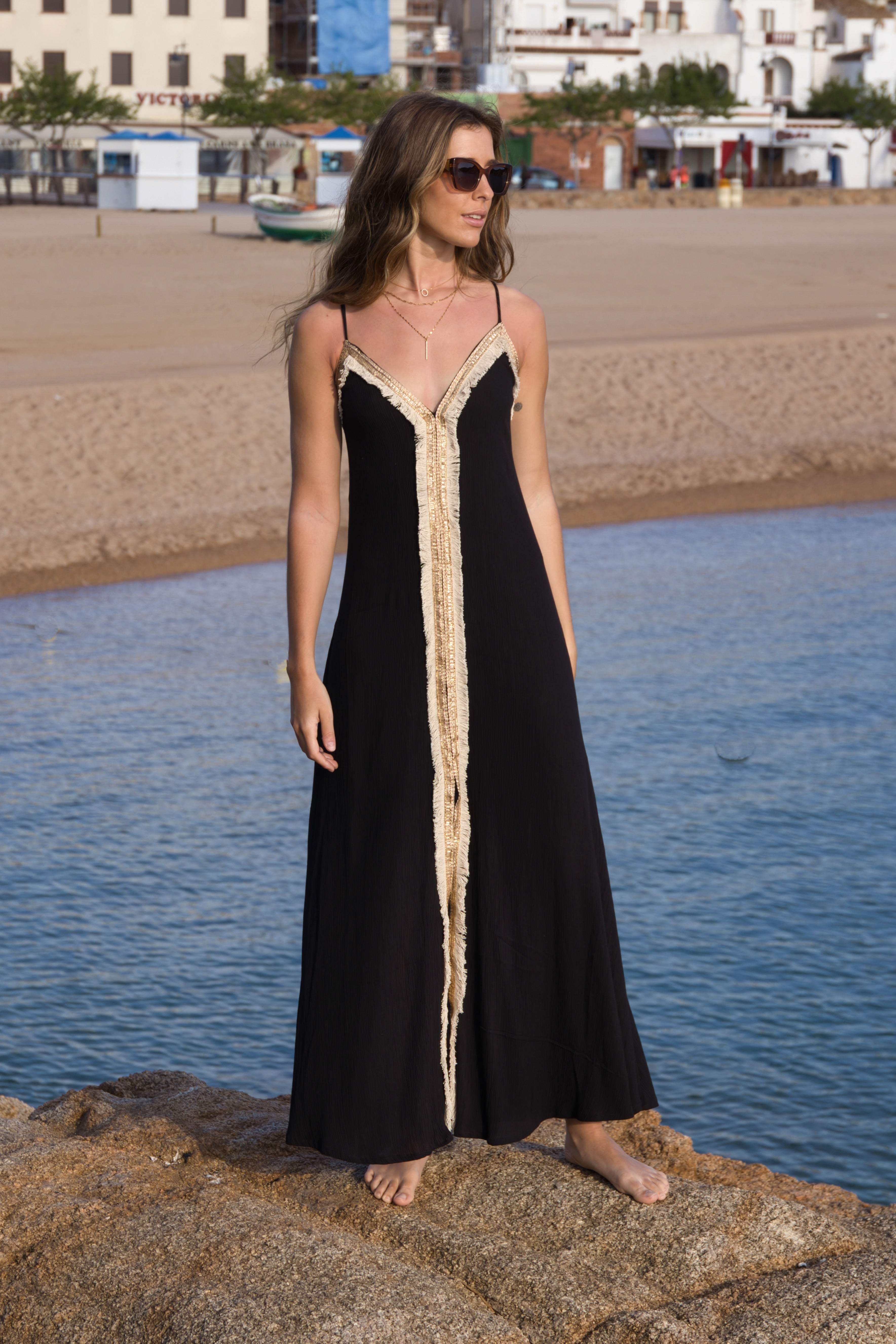 Langes Boho-Kleid mit goldener Applikation