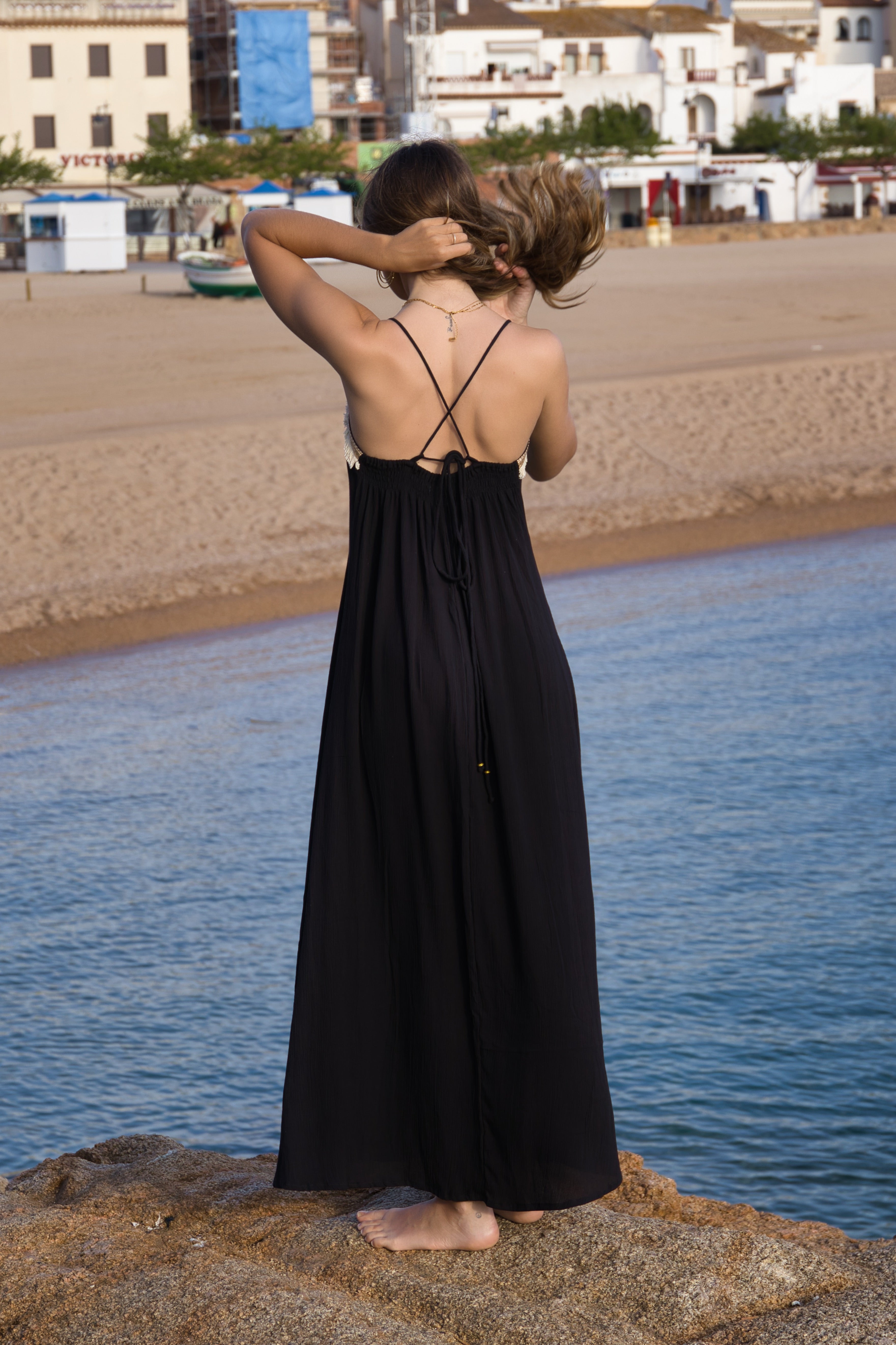 Langes Boho-Kleid mit goldener Applikation