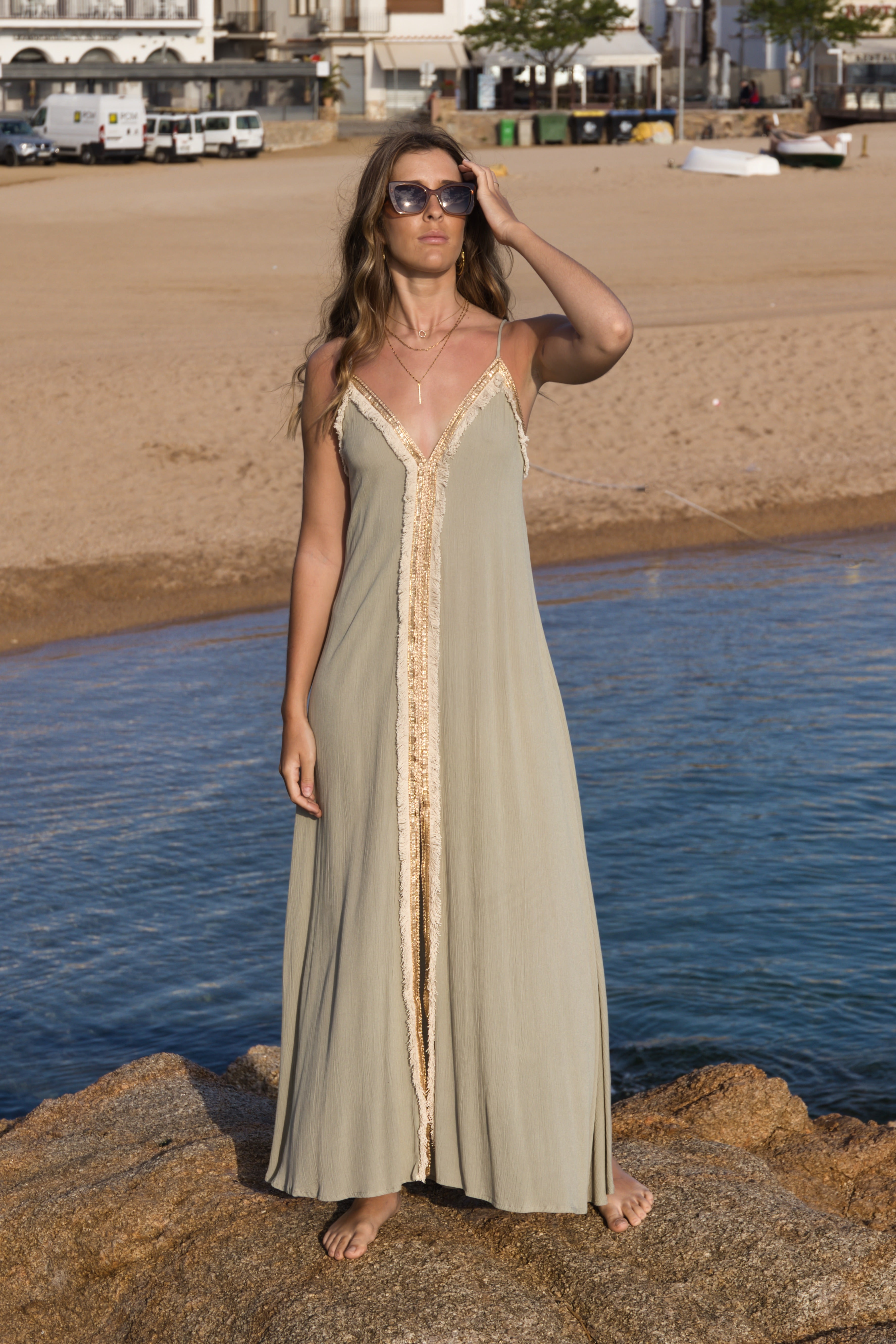 Langes Boho-Kleid mit goldener Applikation