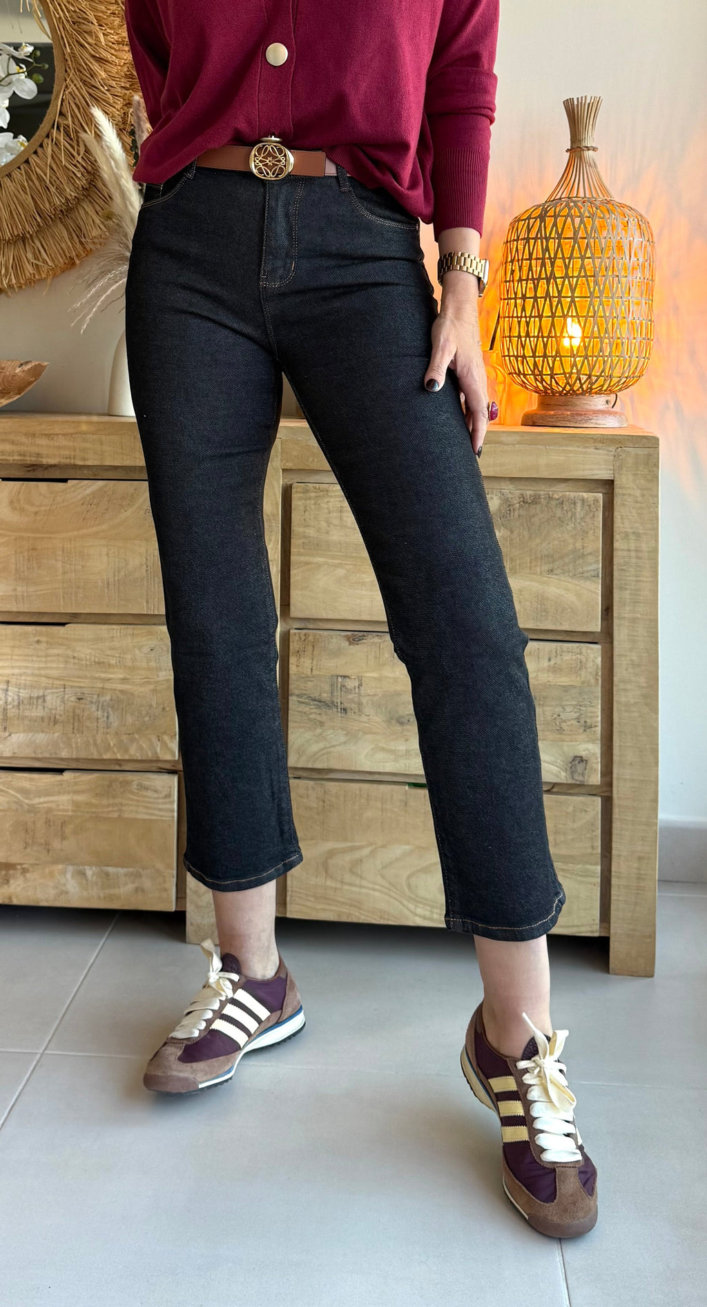 Gerade geschnittene Push-up-Jeans in dunkler Waschung