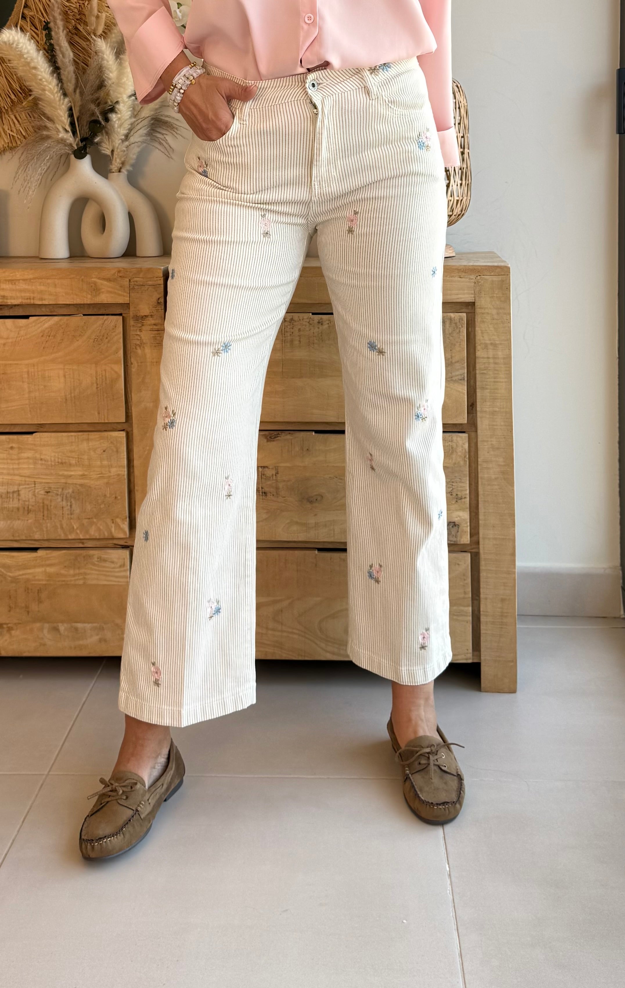 Pantalón Rayas Bordadas Soft Fit