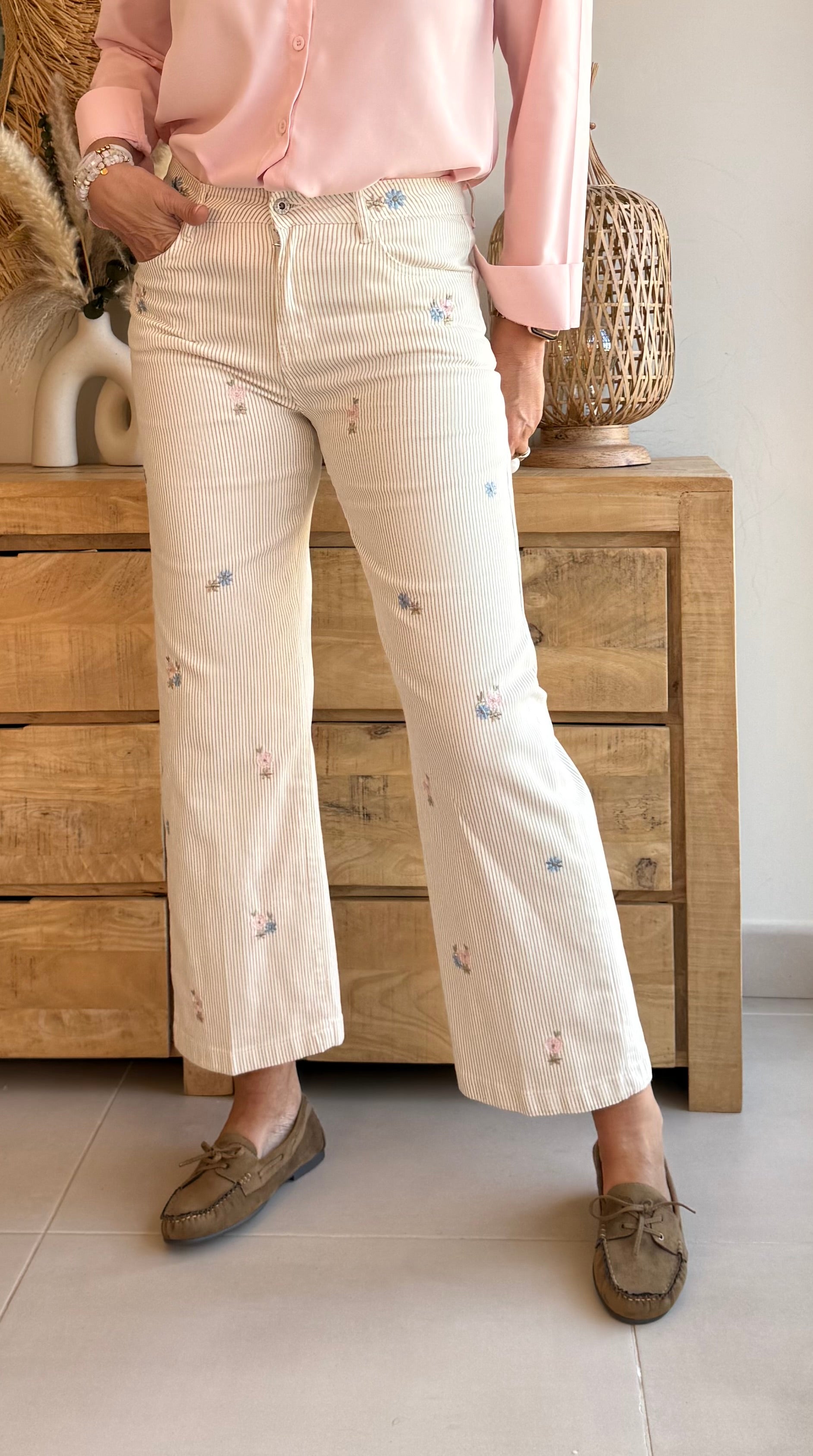 Pantalón Rayas Bordadas Soft Fit