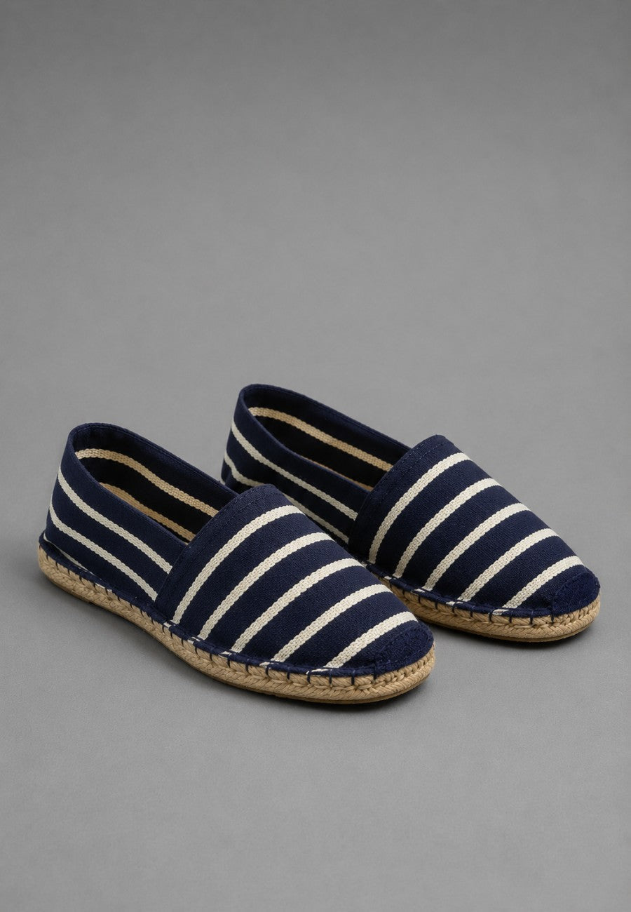 Schwarze Espadrilles aus Jutegarn mit Streifen im baskischen Stil