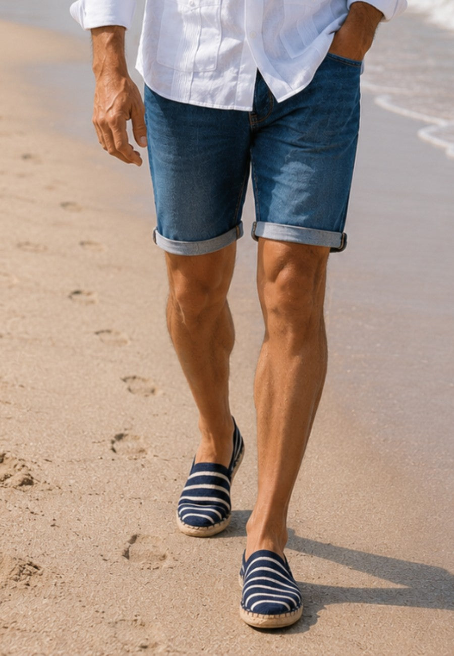 Schwarze Espadrilles aus Jutegarn mit Streifen im baskischen Stil