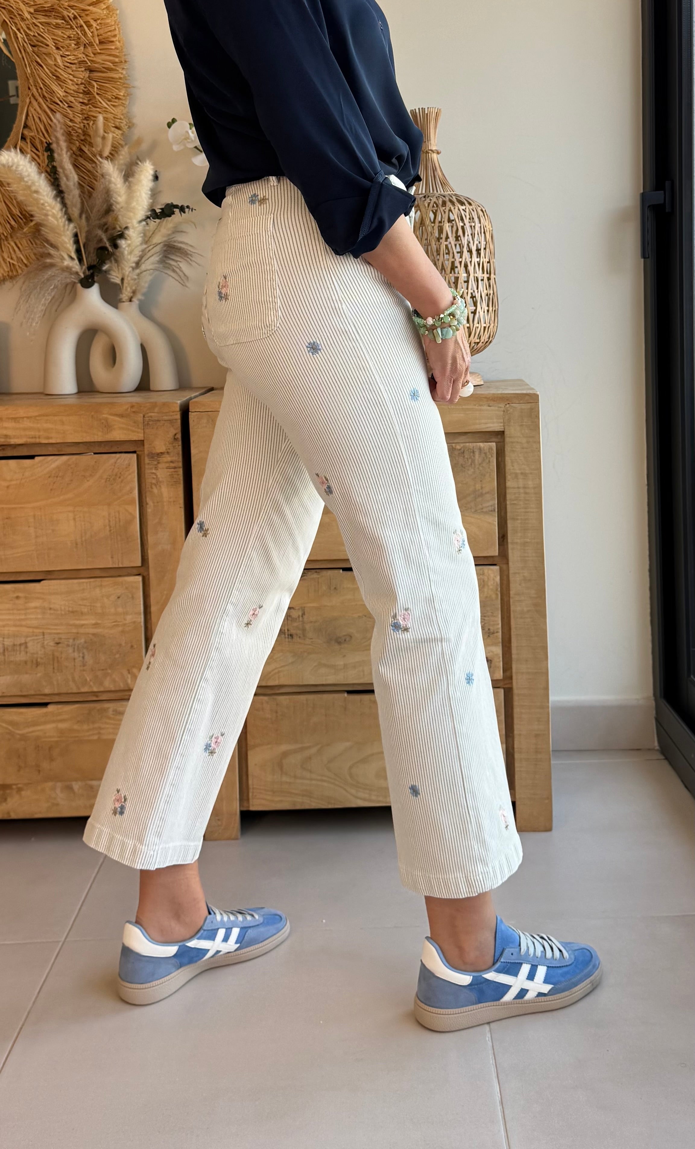 Pantalón Rayas Bordadas Soft Fit