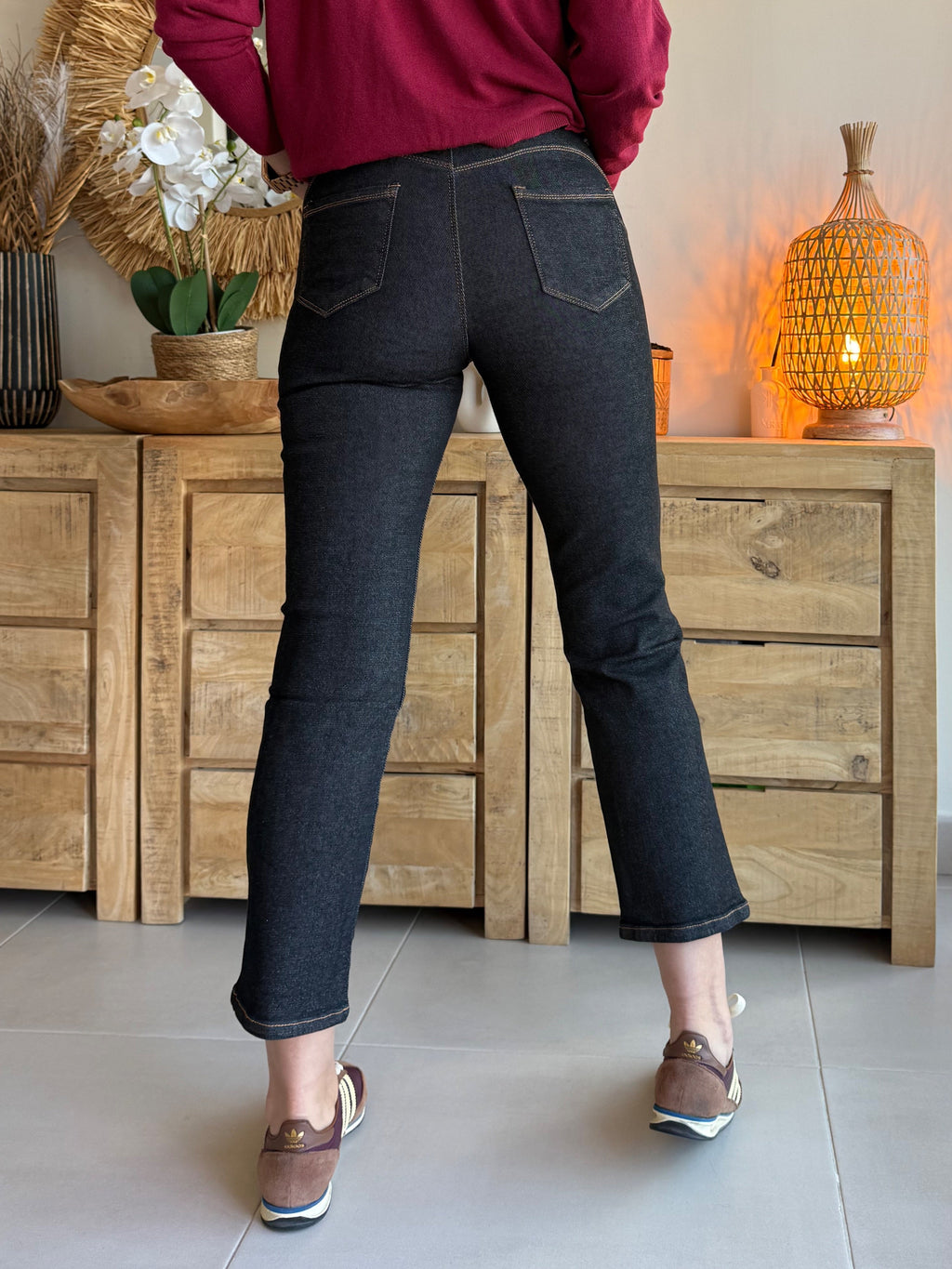 Gerade geschnittene Push-up-Jeans in dunkler Waschung